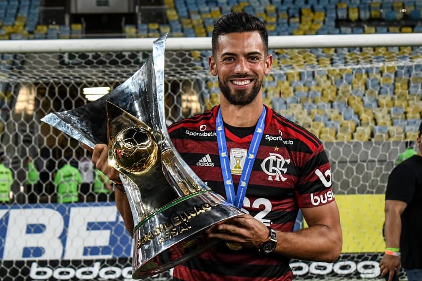 Pablo Marí,do Flamengo, segura a taça de campeão do Brasileirão de 2019 após a partida contra o Ceará, válida pela 35ª rodada (Foto: Alexandre Neto/Photopress)