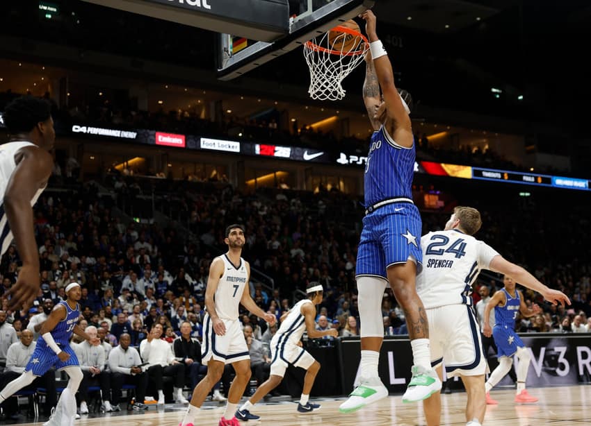 Paolo Banchero em ação no Magic x Grizzlies na NBA (Foto: Odd ANDERSEN / AFP)