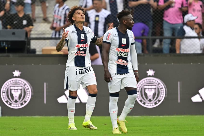 Flamengo e Corinthians: Paolo Guerrero (à esquerda) celebra o gol que abriu o placar em amistoso entre Alianza Lima e Inter Miami, no Peru (Foto: Connie France/AFP)