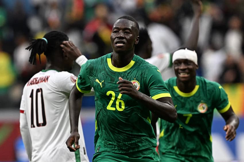 Pape Gueye comemora o segundo gol do Senegal na partida contra o Sudão nas oitavas de final da Copa Africana de Nações (Foto: Gabriel Bouys/AFP)
