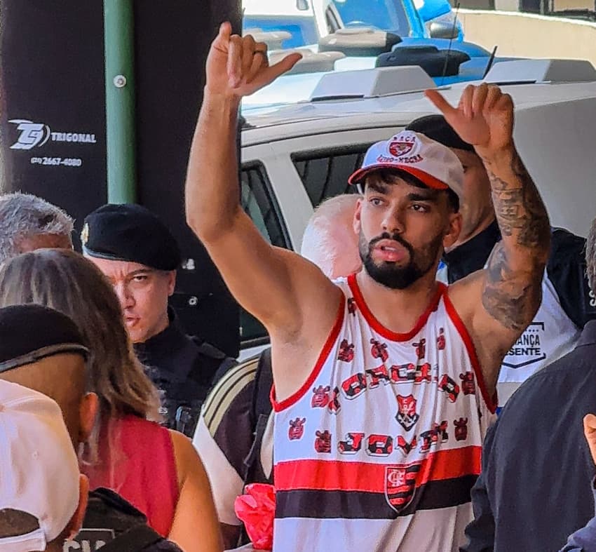 Paquetá com camisa e boné da Torcida Jovem, organizada do Flamengo (Foto: Lucas Bayer/Lance!)