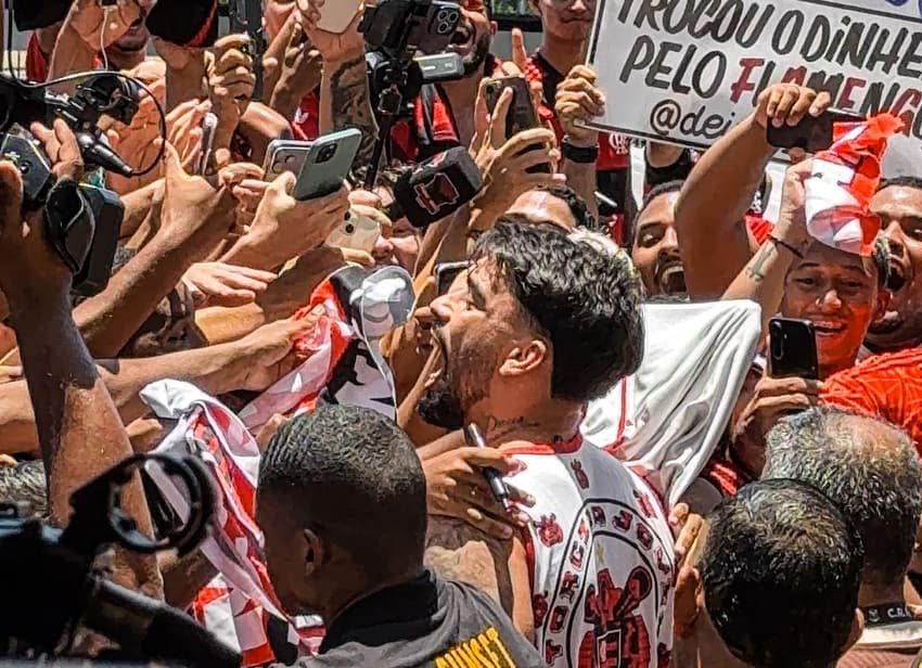 Paquetá no meio da torcida do Flamengo no aeroporto (Foto: Lucas Bayer/Lance!)