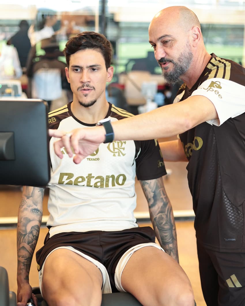 Pedro realizando testes físicos na reapresentação do Flamengo em 2026 (Foto: Gilvan de Souza/CRF)