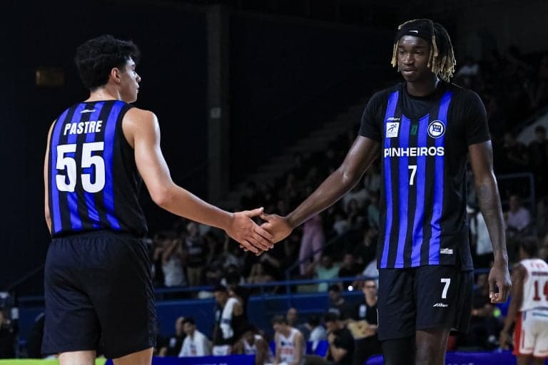 Pastre (esquerda) e Djalo (direita) durante partida da Copa Super 8 (Foto: Ricardo Bufolin)