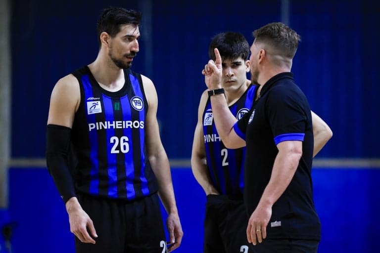Atletas do Pinheiros falam com árbitro durante jogo da Copa Super 8 (Foto: Divulgação NBB)