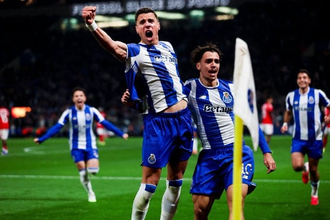 Jan Bednarek celebra gol pelo Porto na vitória por 1 a 0 contra o Benfica durante a partida válida pelas quartas de final da Taça de Portugal (Foto: Divulgação/Porto)