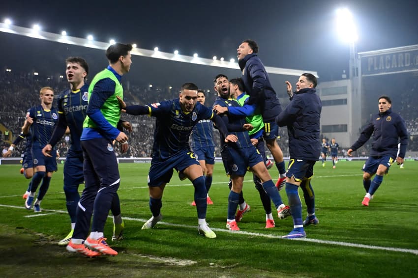 Thiago Silva: jogadores do Porto celebram gol de Alan Varela na partida contra o Vitória de Guimarães, válida pela Liga Portugal 2025/26 (Foto: Miguel Riopa/AFP)
