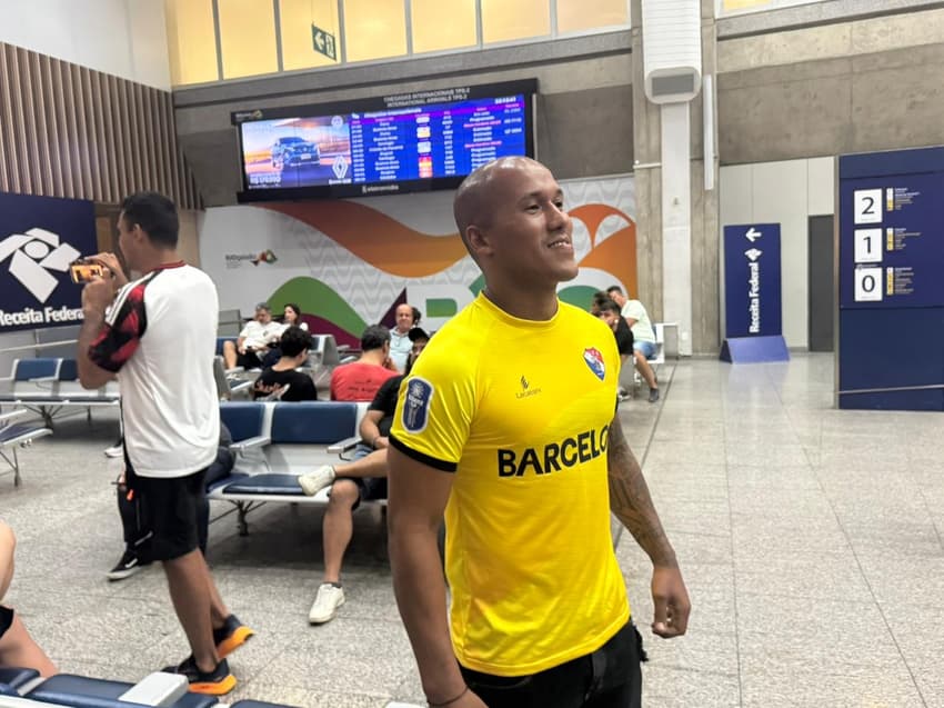 Leandro, primo de Andrew, com a camisa do goleiro quando atuava pelo Gil Vicente, de Portugal (Foto: Mauricio Luz/Lance!)