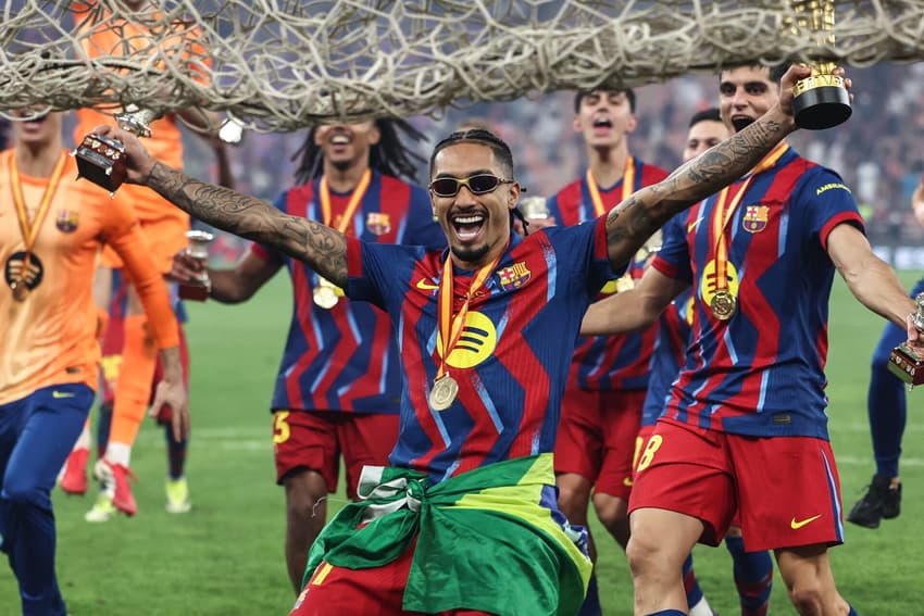 Raphinha, do Barcelona, comemora o título da Supercopa da Espanha de 2025 sobre o Real Madrid (Foto: Fadel Senna/AFP)