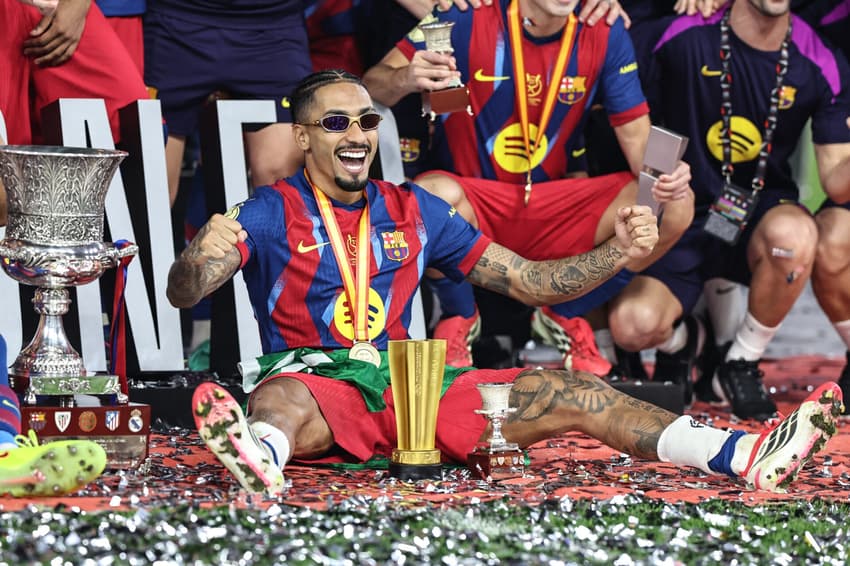 Raphinha, do Barcelona, comemora o título da Supercopa da Espanha de 2025 sobre o Real Madrid (Foto: Fadel Senna/AFP)