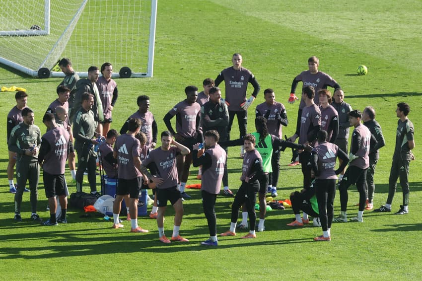 Jogadores do Real Madrid participam de treino com portas abertas na Cidade Esportiva do clube, em Valdebebas, nos arredores de Madri (Foto: Pierre-Philippe Marcou/AFP)