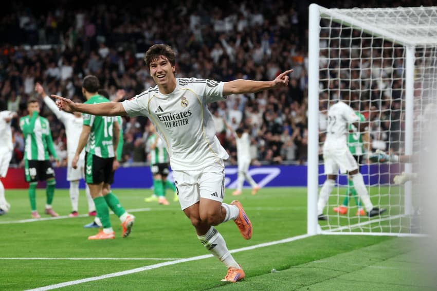 Com três gols de Gonzalo García, o Real Madrid venceu o Betis por 5 a 1, em La Liga (Foto: Pierre-Philippe MARCOU / AFP)