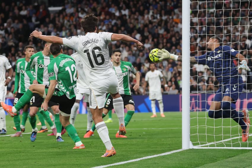 Com três gols de Gonzalo García, o Real Madrid venceu o Betis por 5 a 1, em La Liga (Foto: Pierre-Philippe MARCOU / AFP)