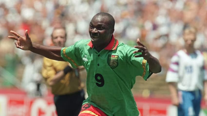 Roger Milla comemora seu gol por Camarões na Copa do Mundo de 1994