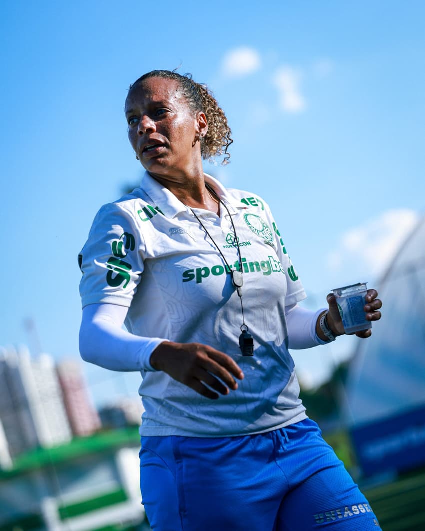 Treinadora Rosana Augusto durante treino do Palmeiras. (Foto: Palmeiras/Divulgação)