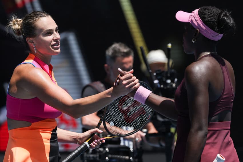 Aryna Sabalenka cumprimenta a jovem Victoria Mboko