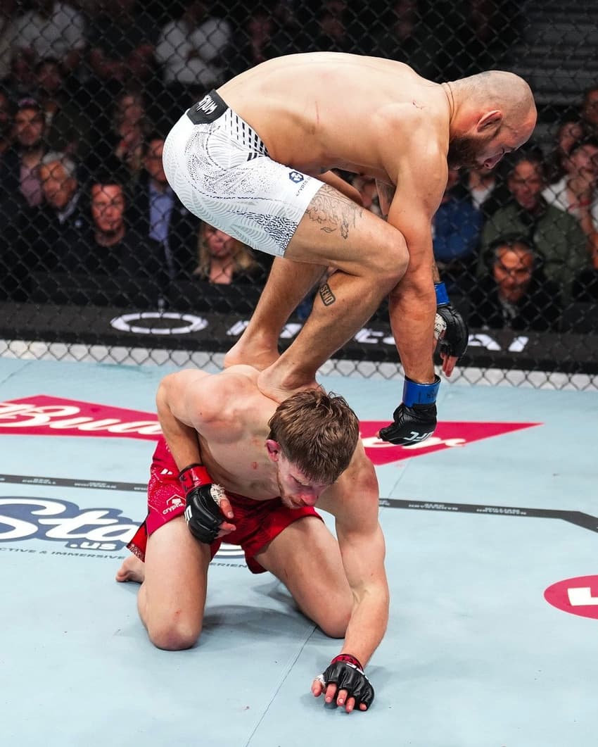 Jean ''surfou'' em cima de Allen no UFC 324 (Foto: Reprodução Instagram UFC Brasil)