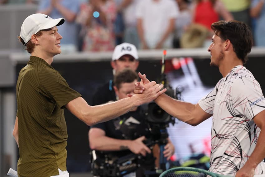 Jannik Sinner e Luciano Darderi se comprimentam após jogo do Australian Open (Foto: DAVID GRAY / AFP)