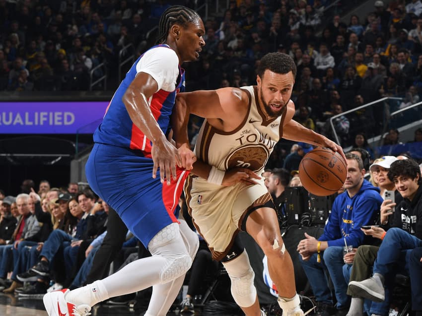 Stephen Curry em ação pelo Golden State Warriors contra Detroit Pistons na NBA (Foto: Noah Graham/NBAE via Getty Images/AFP)