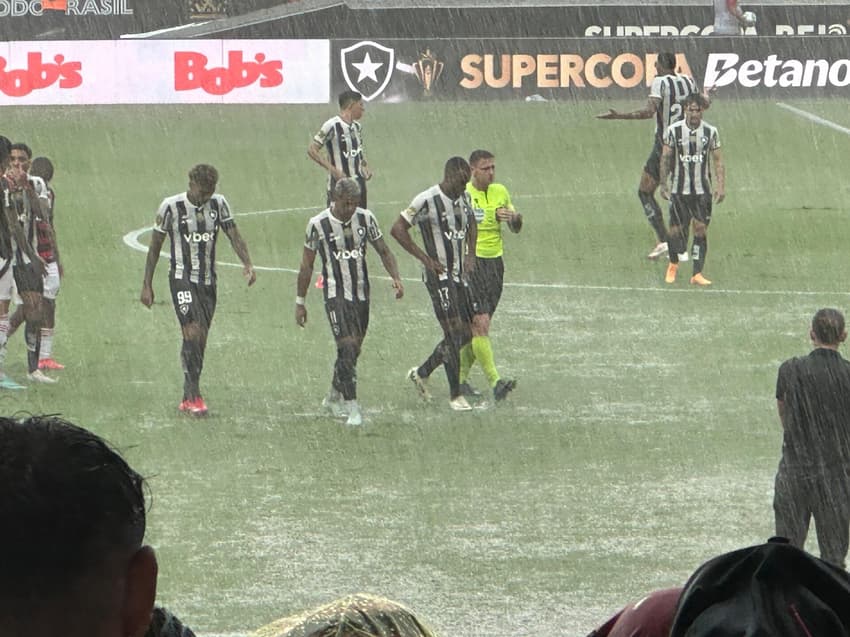 Chuva durante a Supercopa Rei de 2025 (Foto: Lucas Bayer/Lance!)