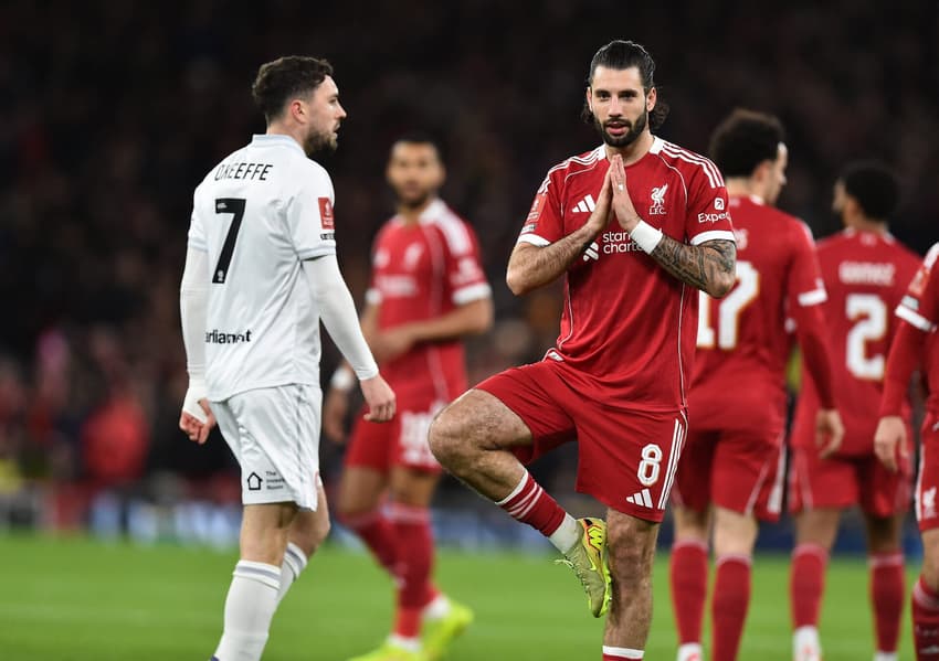 Szoboszlai abriu o placar com golaço de fora da área em Liverpool x Barnsley pela Copa da Inglaterra (Foto: PETER POWELL / AFP)