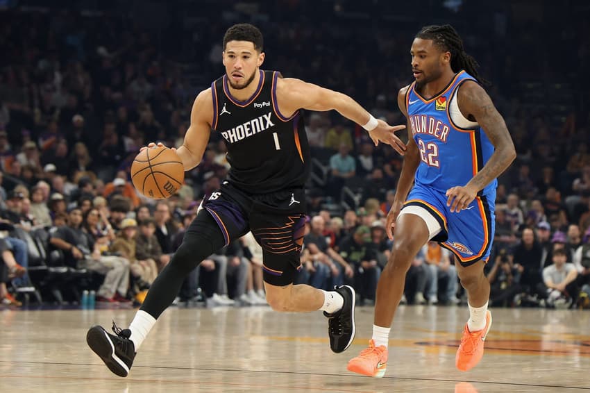 Devin Booker, do Phoenix Suns, passa por Cason Wallace, Oklahoma City Thunder na NBA (Foto: Christian Petersen / GETTY IMAGES NORTH AMERICA / Getty Images via AFP)