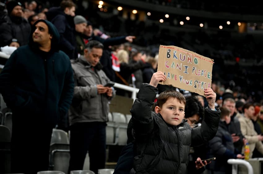 Seleção: Jovem torcedor segura um cartaz pedindo a camisa de Bruno Guimarães antes do jogo entre Newcastle e PSV, no St James' Park (Foto: Oli Scarff/AFP)