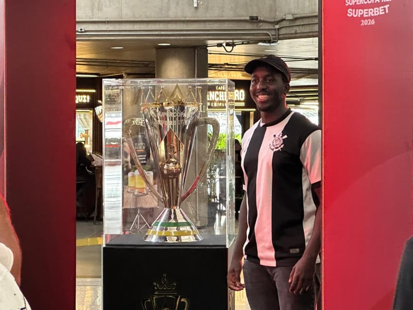 Torcedor do Corinthians ao lado da taça da Supercopa Rei (Foto: Lucas Bayer/Lance!)