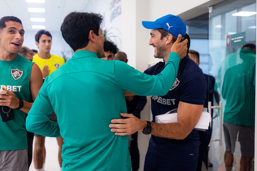 Zubeldía é recebido pelos jogadores do Fluminense (Foto: Marina Garcia/ Fluminense FC)