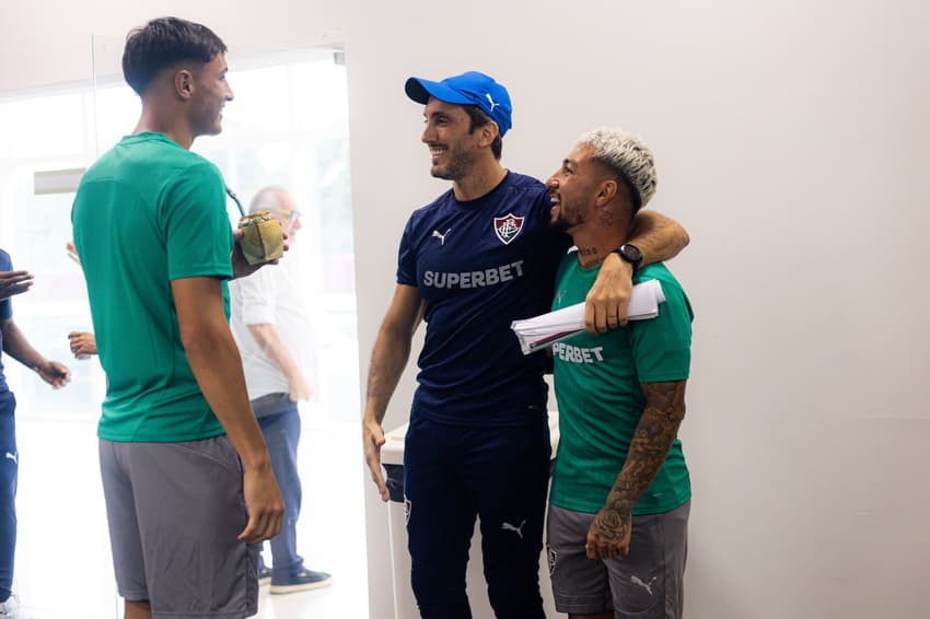 Zubeldía é recebido pelos jogadores do Fluminense (Foto: Marina Garcia/ Fluminense FC)