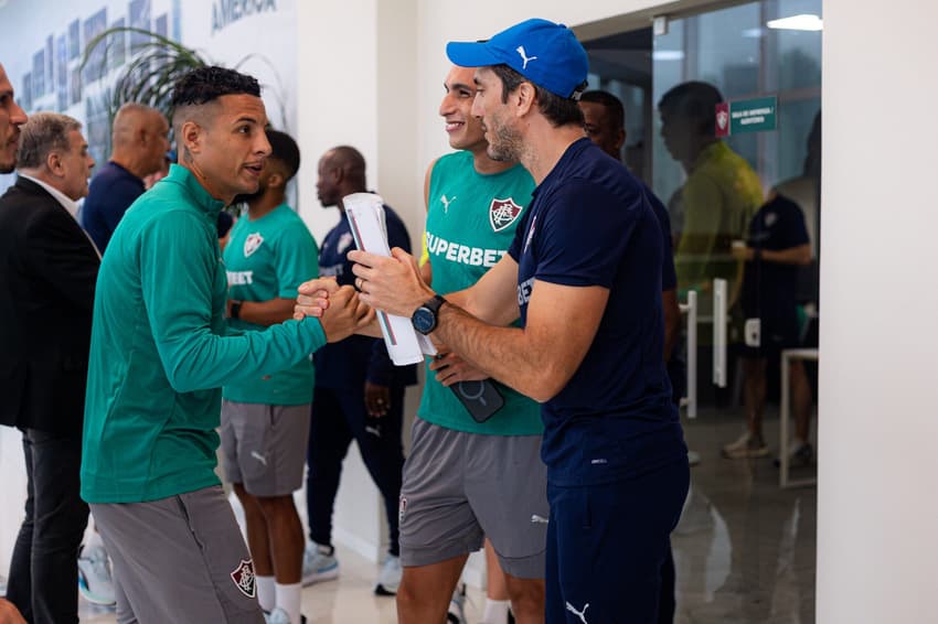 Zubeldía é recebido pelos jogadores do Fluminense (Foto: Marina Garcia/ Fluminense FC)