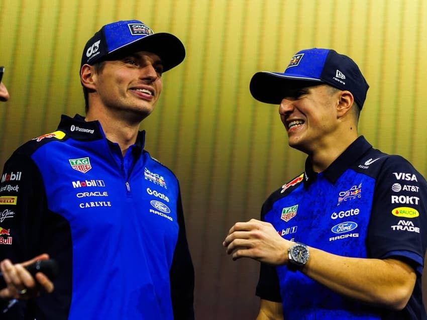 Verstappen e Hadjar durante o lançamento do novo carro da Red Bull