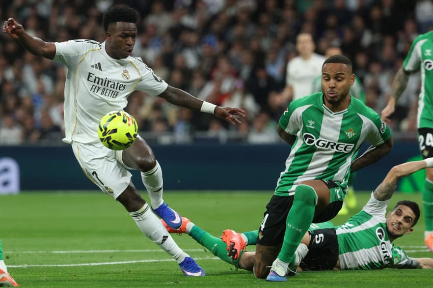 Vini Jr em ação na partida Real Madrid e Real Betis, por La Liga (Foto: Pierre-Philippe MARCOU / AFP)