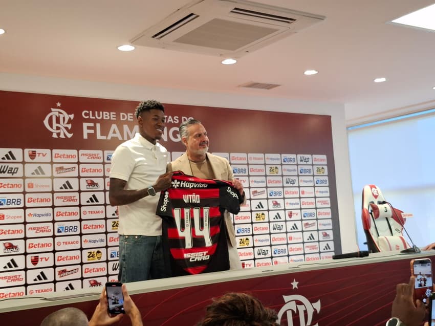 Vitão foi apresentado no Flamengo nesta sexta-feira
