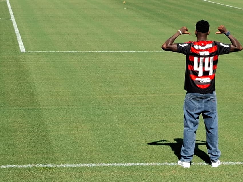 Vitão foi apresentado no Flamengo nesta sexta-feira