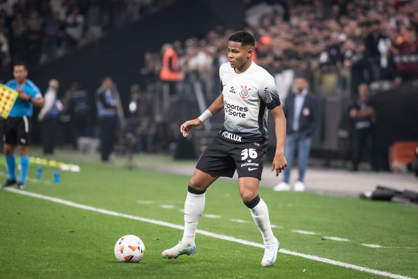 Wesley conduz a bola na partida entre Corinthians e RB Bragantino, Neo Química Arena, válida pelas oitavas de final da Copa Sul-Americana de 2024 (Foto: Guilherme Veiga/Gazeta Press)