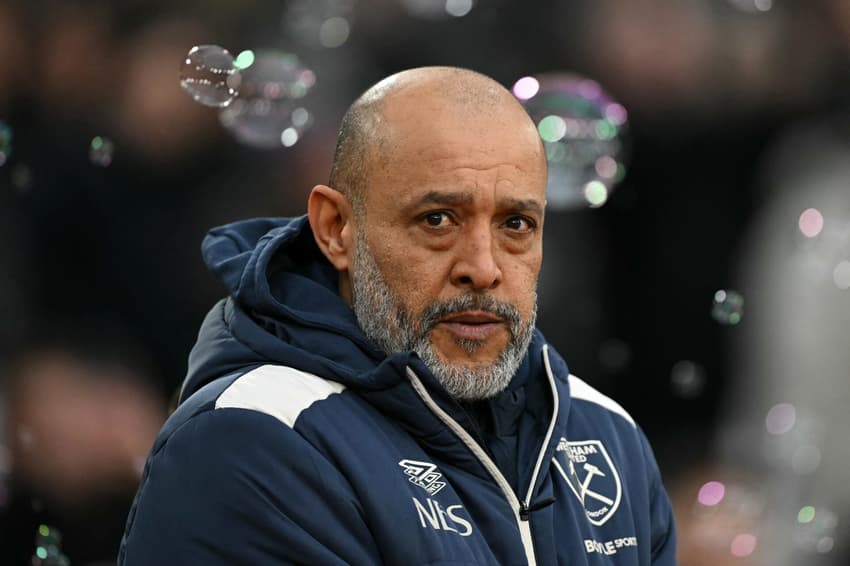 Nuno Espírito Santo, técnico do West Ham, observa o campo antes da partida contra o QPR (Foto: Justin Tallis/AFP)