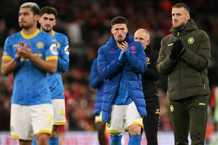 Jogadores do Wolves agradecem o apoio da torcida após partida da Premier League (Foto: Oli SCARFF / AFP)