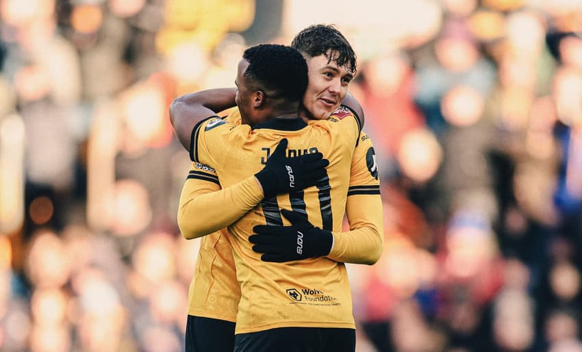 Jhon Arias comemorando gol com Larsen, pelo Wolves (Foto: Divulgação/Wolverhampton)