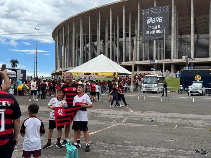 Familia rubro-negra posa em frente ao Mané Garrincha (Foto Lucas Bayer/Lance!)
