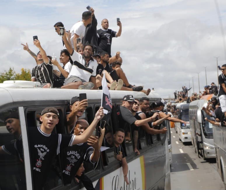 Torcida do Corinthians chegando ao estádio (foto José Manoel Idalgo/Corinthians)