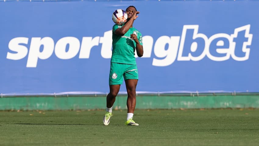 Jhon Arias realizou seu primeiro treinamento com o elenco do Palmeiras na tarde deste sábado (14) (Foto: Cesar Greco/Palmeiras/by Canon)