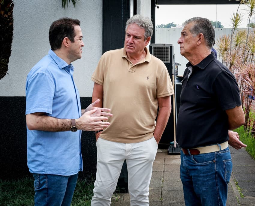Marcelo Paz, Erasmo Damiani e Ricardo Drubscky conversam no CT da base (Foto: Rodrigo Gazzanel/Agência Corinthians)