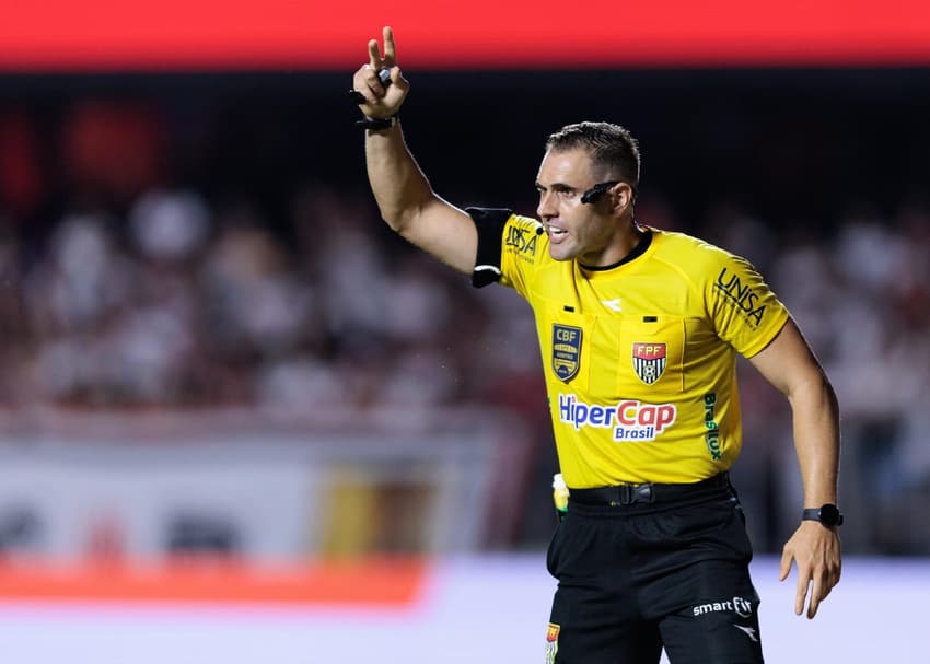Árbitro João Vitor Gobi comanda a partida entre o Santos e o São Paulo, pelo Paulistão. (Foto:  Vilmar Bannach/Ekobanpress)