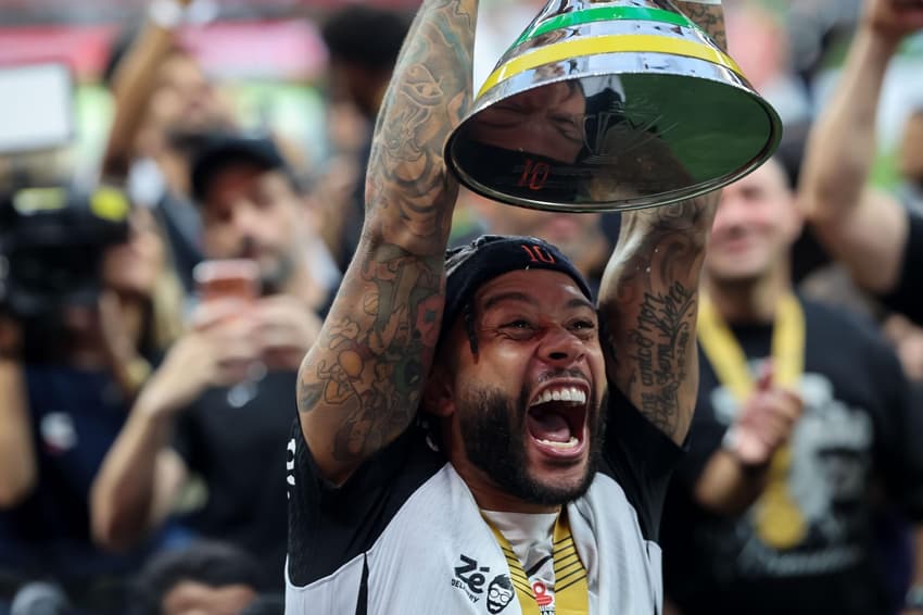 Memphis com a taça da Supercopa Rei, o terceiro título pelo Corinthians. (Foto: Mateus Bonomi/ Agif/Gazeta Press)