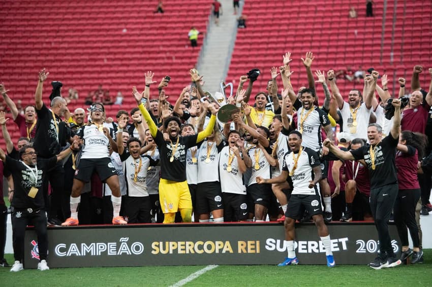Corinthians celebra o título da Supercopa Rei, em Brasília, após vitória por 2 a 0 diante do Flamengo. (Foto: DELMIRO DOS SANTOS JUNIOR/MOCHILA PRESS)