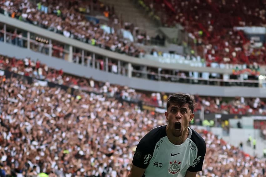 Gabriel Paulista comemora o primeiro gol do Corinthians na vitória diante do Flamengo. (Foto: Mateus Bonomi/Agif/Gazeta Press)