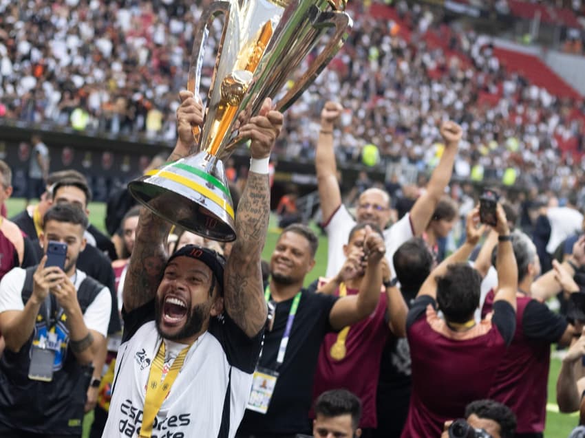Memphis Depay, camisa 10 do Corinthians, com a taça da Supercopa Rei (Foto: LUIS HENRIQUE JANUARIO PACCA/Mochila Press/Gazeta Press)