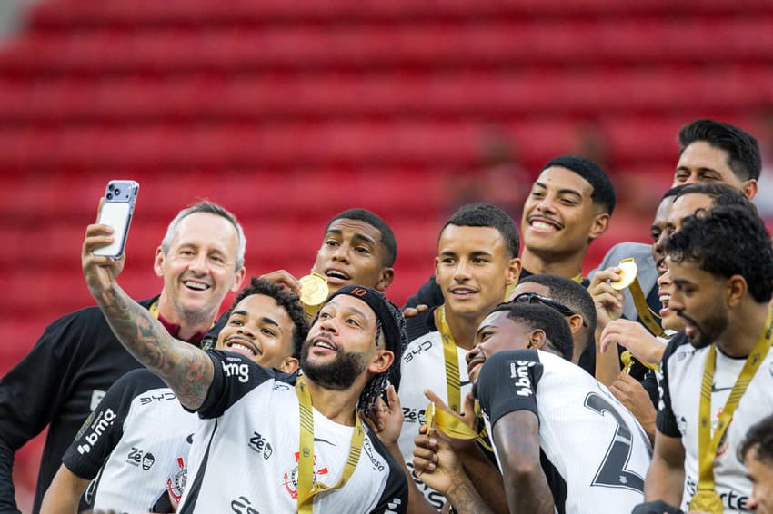 Jogadores do Corinthians após título em cima do Flamengo (Foto: (Foto: Diogo Neves De Carvalho/W9 PRESS/Gazeta Press)