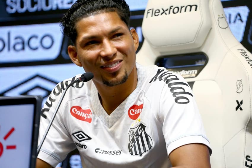Rony assinou contrato de três anos com o Santos. (Foto: Mauricio De Souza/ Agif/Gazeta Press)
